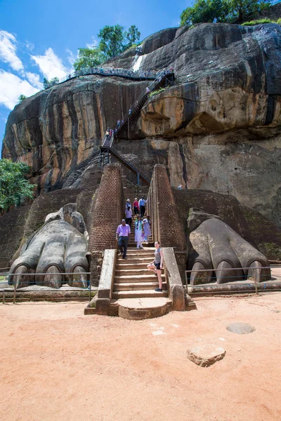 Sigiriya Sri Lanka March 2017 Sigiriya Lion Rock Fortress Tourists — Stock Photo, Image