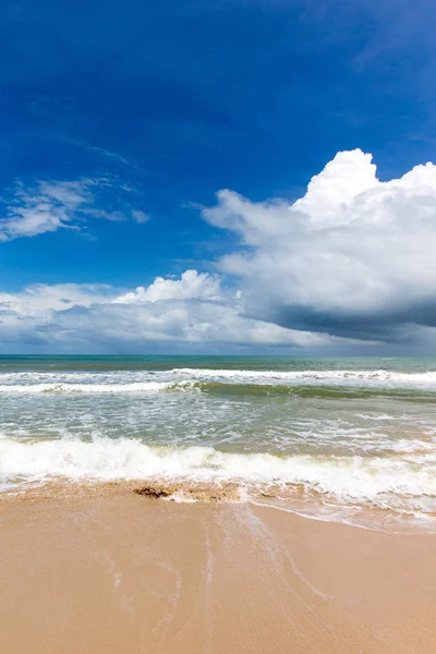 Clear Beach Warm Tropical Sea Blue Sky White Clouds — Stock Photo, Image