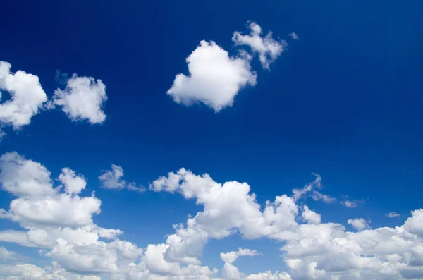 Фон Блакитного Неба Білими Хмарами — стокове фото