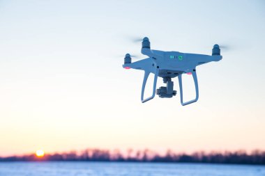 Mavi gökyüzünde uçak fly