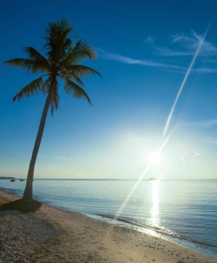 Denizin üzerinde güzel bir gün batımı