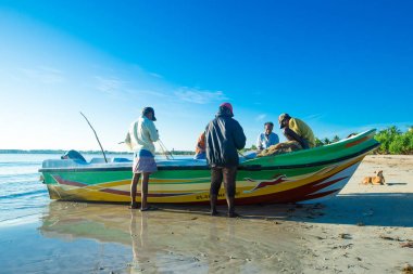  Yerel balıkçılar bir balıkçılık çekin