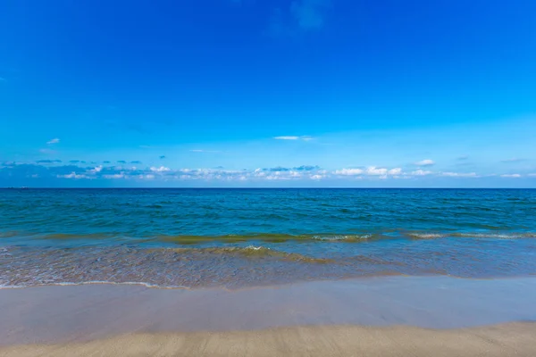 Strand och tropiskt hav — Stockfoto