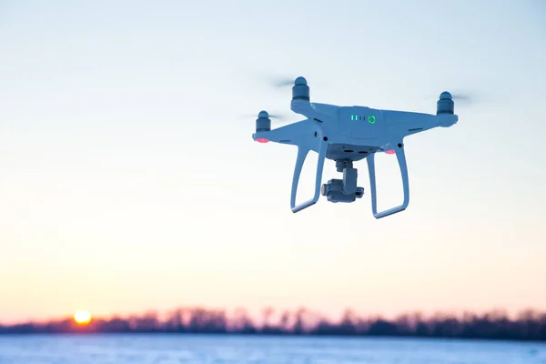 O drone voa no céu azul — Fotografia de Stock