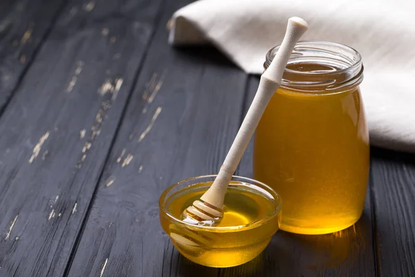 Miel avec trempette au miel en bois — Photo