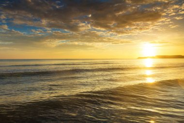 Tropikal adada okyanusun üzerinde renkli gün batımı