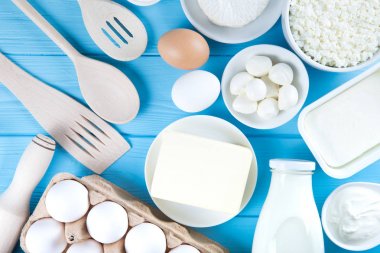 süt ve süt ürünleri üzerinde mavi ahşap arka plan, üstten görünüm