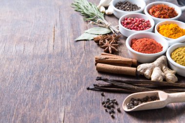 Otlar ve baharatlar seramik kase. Aromatik maddeler ve doğal gıda katkı maddeleri.