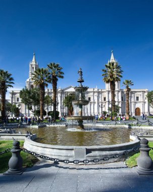 Arequipa Peru 9 Kasım: Ana Meydanı, Arequipa 9 Kasım 2015 kiliseyle Arequipa Peru ile. Arequipa'nın Plaza de Armas biridir en güzel Peru.