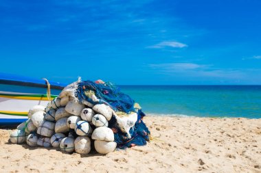 Sri Lanka tropik sahilde balık ağlarına