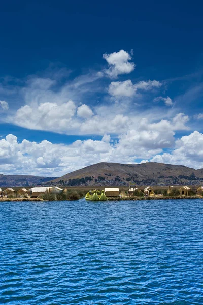 秘鲁普诺附近的的的喀喀湖湖岸边 — 图库照片