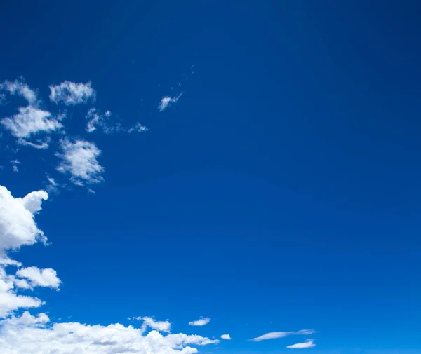 Ciel Bleu Avec Nuages Gros Plan — Photo