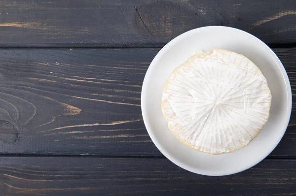 Queijo Brie Camembert Sobre Fundo Madeira Vista Cima Queijo Camembert — Fotografia de Stock