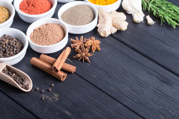 Bunte Auswahl Kräutern Und Gewürzen Aromatische Zutaten Auf Holztisch — Stockfoto