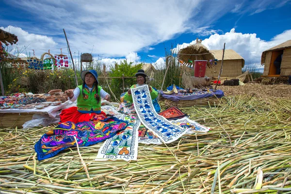 Peru Maggio 2015 Donne Non Identificate Abiti Tradizionali Accolgono Turisti — Foto Stock