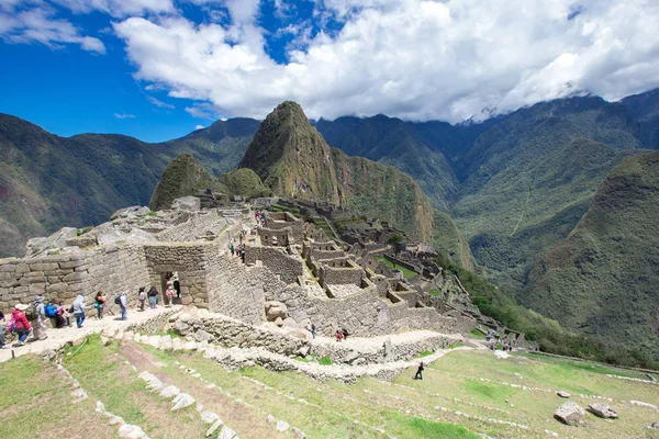 Machu Picchu Noviembre Turistas Caminan Machu Picchu Sitio Noviembre 2015 — Foto de Stock