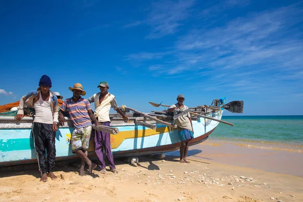 Sri Lanka Mach Pescadores Locais Puxam Uma Rede Pesca Oceano — Fotografia de Stock