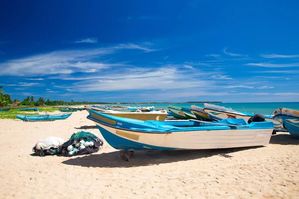 Båtar Stranden Och Den Tropiska Havet — Stockfoto