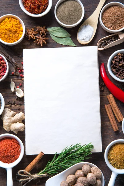 Kleurrijke Selectie Van Kruiden Specerijen Aromatische Ingrediënten Houten Tafel — Stockfoto