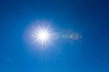 Parlak mavi gökyüzü