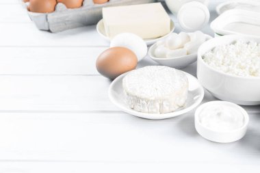 Süt ürünleri ahşap masada.