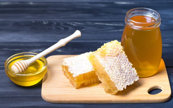 Honig mit hölzernen Honigdipper — Stockfoto