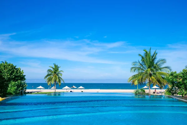 Swimmingpool på hotellet. — Stockfoto