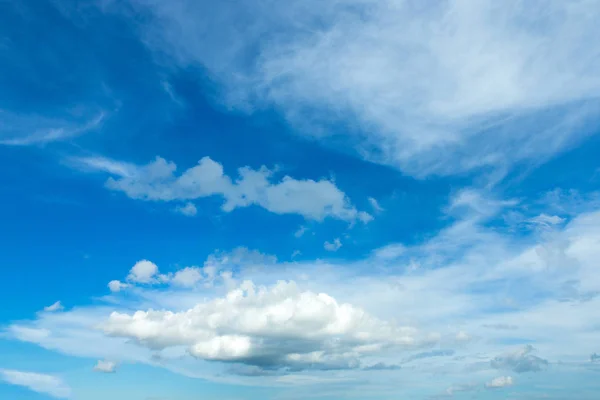 Blauwe lucht met wolken. — Stockfoto