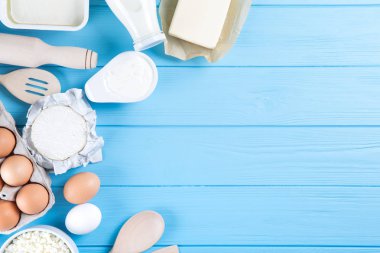 süt ve süt ürünleri üzerinde mavi ahşap arka plan, üstten görünüm