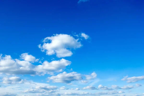 Panorama Van Blauwe Hemel Met Witte Wolken Bij Helder Weer — Stockfoto