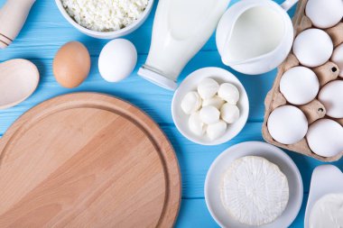 süt ve süt ürünleri üzerinde mavi ahşap arka plan, üstten görünüm