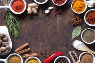 Otlar ve baharatlar seramik kase. Aromatik maddeler ve doğal gıda katkı maddeleri.