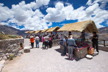 Arequipa, Peru - 15 Temmuz turist: Arequipa Peru Colca Kanyon'da Condor 15 Temmuz 2015 izlerken.