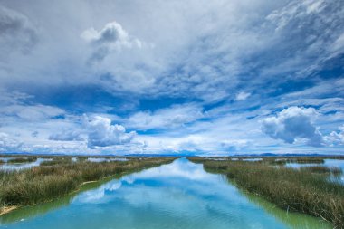 Puno, Peru yakınlarındaki Titicaca gölündeki Totora teknesi.
