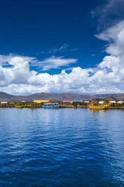 Puno, Peru yakınlarındaki Titicaca gölündeki Totora teknesi.