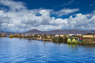 Peru - 11 Mayıs 2015: Kimliği belirsiz kadın geleneksel elbise hoş geldiniz turistler Uros Adası