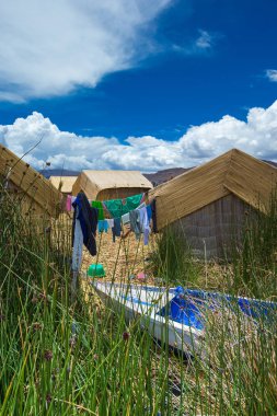 Puno, Peru yakınlarındaki Titicaca gölündeki Totora teknesi.