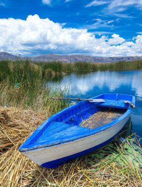 Puno, Peru yakınlarındaki Titicaca gölündeki Totora teknesi.