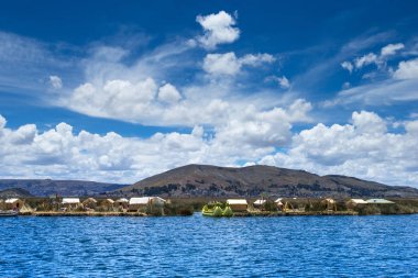 Puno, Peru yakınlarındaki Titicaca gölündeki Totora teknesi.