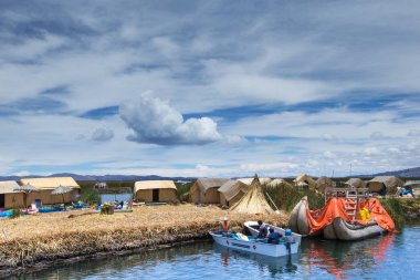 Peru - 11 Mayıs 2015: Kimliği belirsiz kadın geleneksel elbise hoş geldiniz turistler Uros Adası