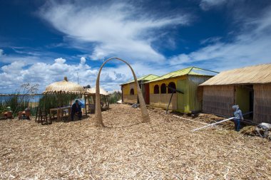 Peru - 11 Mayıs 2015: Kimliği belirsiz kadın geleneksel elbise hoş geldiniz turistler Uros Adası
