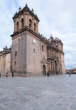 Cusco Peru-Kasım 9: Katedrali, Santo Domingo 9 Kasım 2015 tarihinde Cusco Peru binada neredeyse yüz yıl inşaat sonra 1654 tamamlandı.
