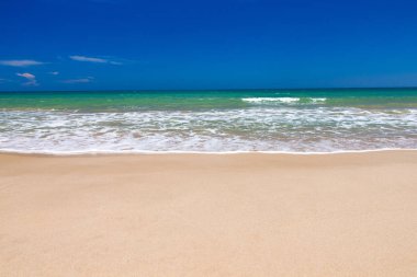 Plaj ve güzel tropikal deniz. 