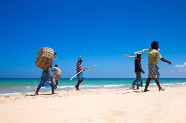 Sri Lanka - Mach 23: Yerel balıkçılar çekme Balık ağı Mach 23, Hint Okyanusu'ndan 2017 Kosgoda, Sri Lanka. Sri Lanka balıkçılık kendi hayatını kazanmak yoludur.