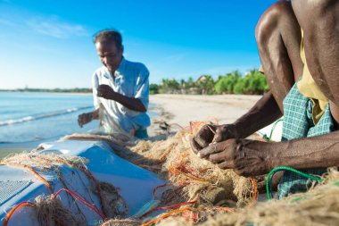 Sri Lanka - Mach 23: Yerel balıkçılar çekme Balık ağı Mach 23, Hint Okyanusu'ndan 2017 Kosgoda, Sri Lanka. Sri Lanka balıkçılık kendi hayatını kazanmak yoludur.