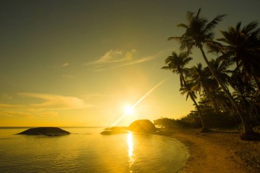 Denizin üzerinde güzel bir gün batımı