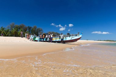 Sri Lanka - Mach 23: Yerel balıkçılar çekme Balık ağı Mach 23, Hint Okyanusu'ndan 2017 Kosgoda, Sri Lanka. Sri Lanka balıkçılık kendi hayatını kazanmak yoludur.