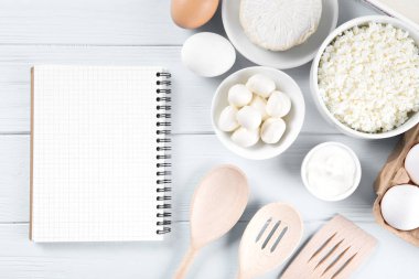 süt ve süt ürünleri üzerinde ahşap masa, üstten görünüm