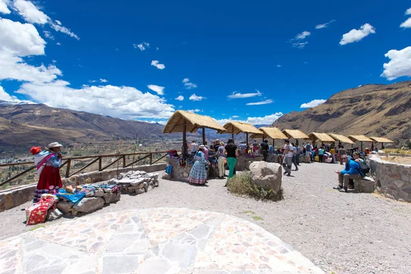 Arequipa Perú Julio Turistas Observando Cóndores Cañón Del Colca Arequipa —  Fotos de Stock