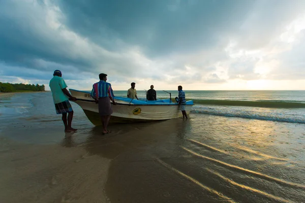 Sri Lanka Mach Pescadores Locais Puxam Uma Rede Pesca Oceano — Fotografia de Stock